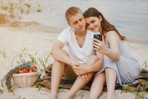 joli couple dans un parc