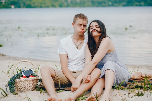 joli couple dans un parc