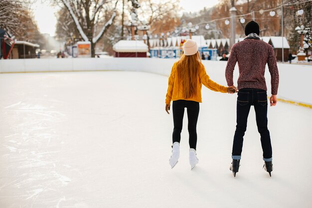 Joli couple dans une patinoire