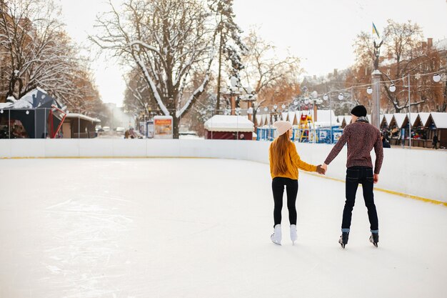 Joli couple dans une patinoire