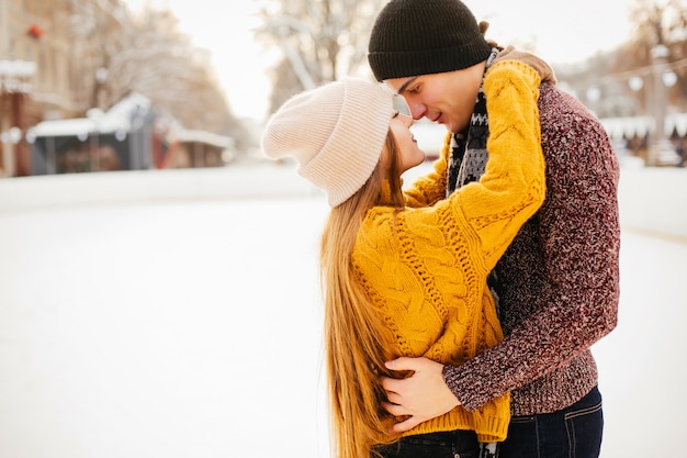 Joli Couple Dans Une Patinoire