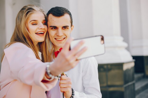 joli couple dans une ville