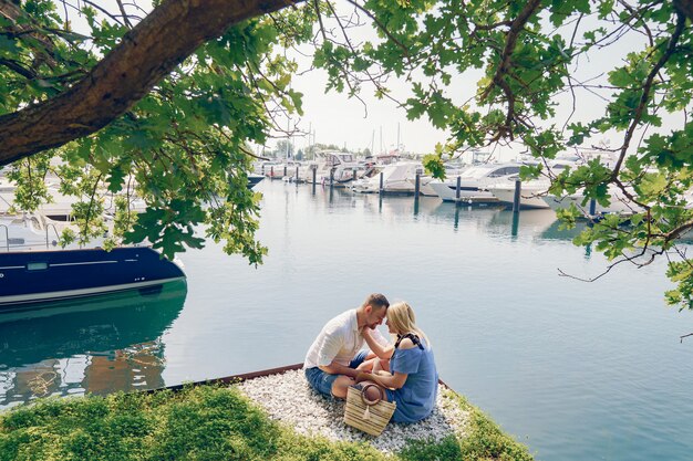 joli couple debout près de l&#39;eau