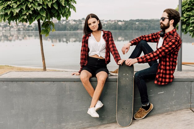 Joli couple ensemble dans skate park