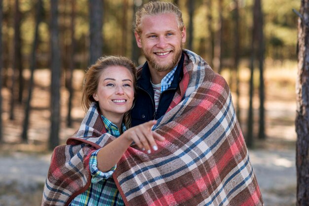 Joli couple enveloppé dans une couverture