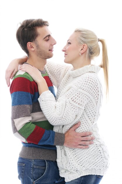 Un joli couple est amoureux l'un de l'autre