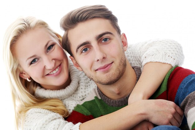 Un joli couple est amoureux l'un de l'autre