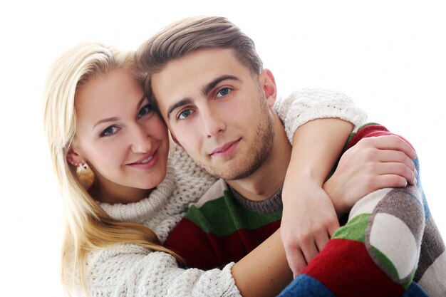 Un joli couple est amoureux l'un de l'autre