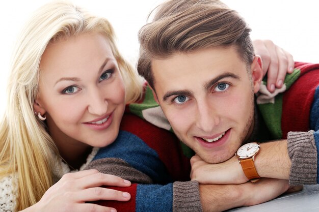 Un joli couple est amoureux l'un de l'autre