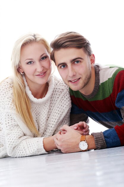 Un joli couple est amoureux l'un de l'autre