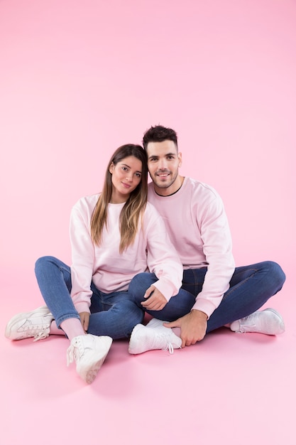 Photo gratuite joli couple sur fond rose