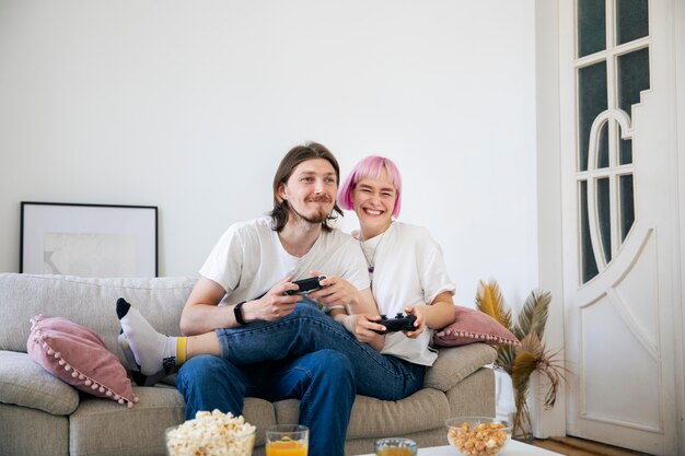 Joli couple jouant ensemble un jeu vidéo
