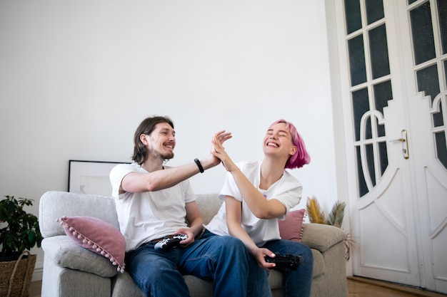 Joli couple jouant à des jeux vidéo à l'intérieur