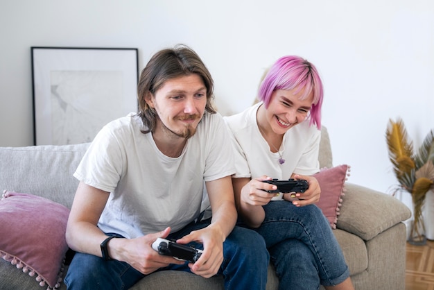 Photo gratuite joli couple jouant à des jeux vidéo