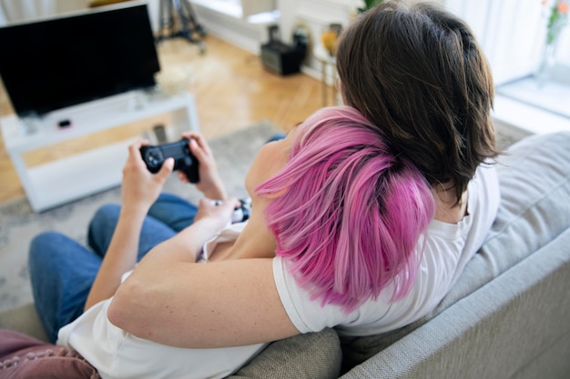 Joli couple jouant à des jeux vidéo