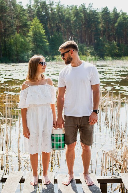 Joli couple sur une journée de pique-nique en plein air