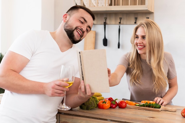 Joli couple en lisant un livre ensemble