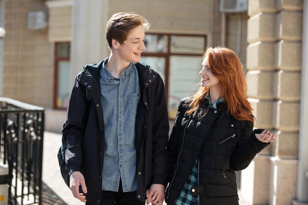 Joli couple marchant après les cours