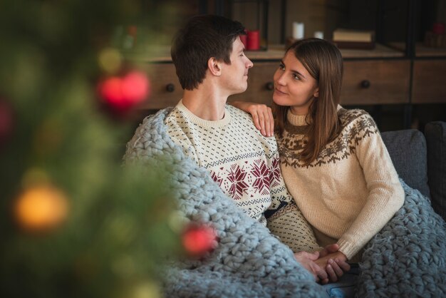 Joli couple de Noël admirant