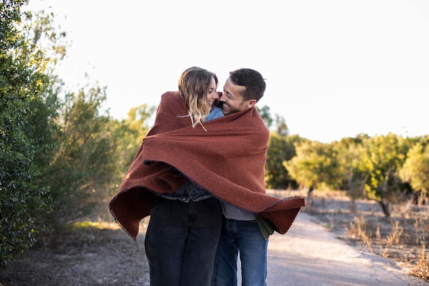 Photo gratuite joli couple passant du temps ensemble