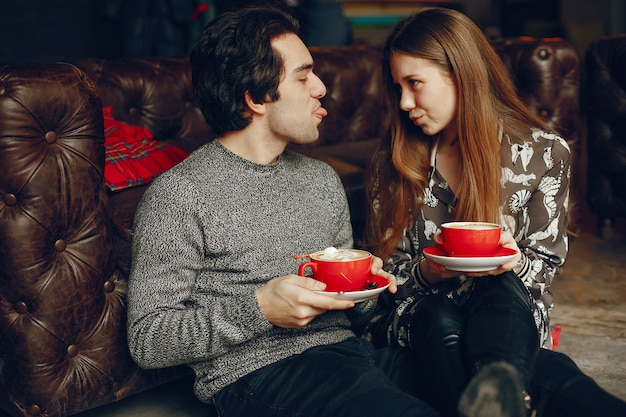 Joli couple passe du temps dans un café