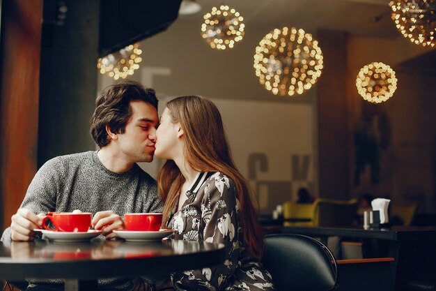 Joli couple passe du temps dans un café