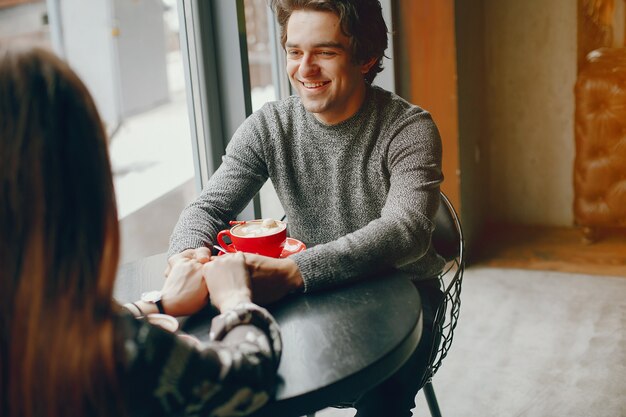 Joli couple passe du temps dans un café