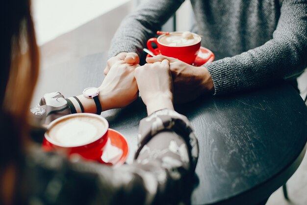 Joli couple passe du temps dans un café