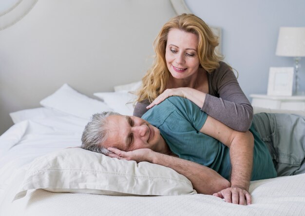 Joli couple de personnes âgées ensemble au lit