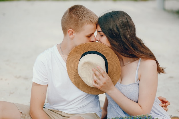 joli couple sur une plage