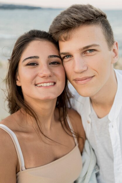 Joli couple prenant un selfie ensemble en plein air