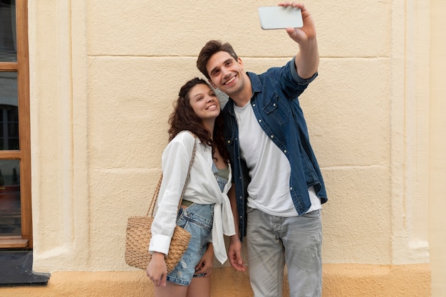 Joli couple prenant un selfie ensemble