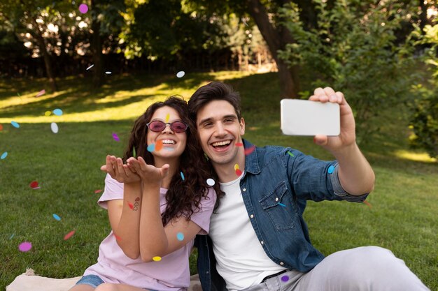 Joli couple prenant un selfie ensemble