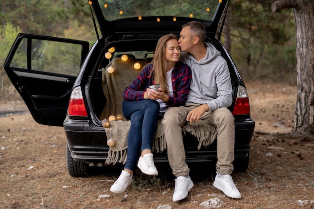 Joli couple profitant d'un voyage sur la route ensemble