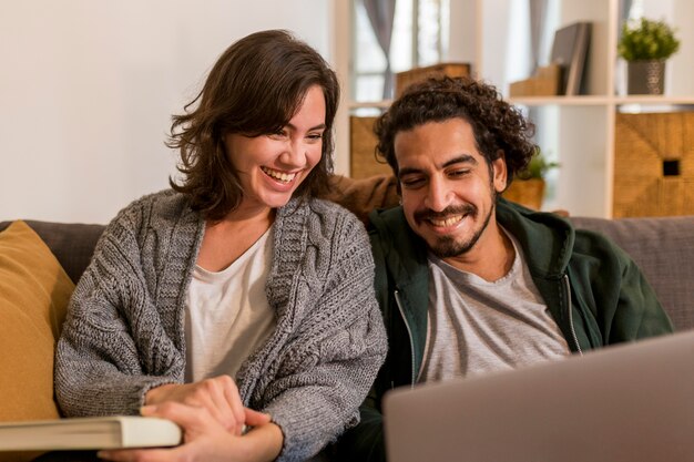 Joli couple regardant une émission de télévision dans le salon