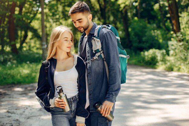 Joli couple se reposer dans une forêt en été