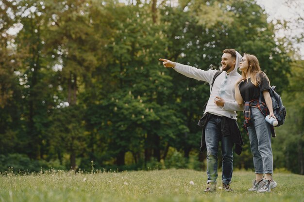 Joli couple se reposer dans une forêt d'été