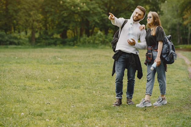 Joli couple se reposer dans une forêt d'été