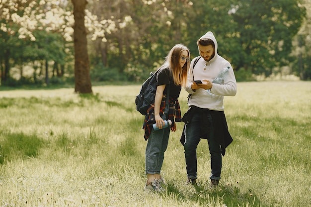 Joli couple se reposer dans une forêt d'été