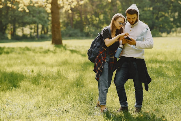 Joli couple se reposer dans une forêt d'été