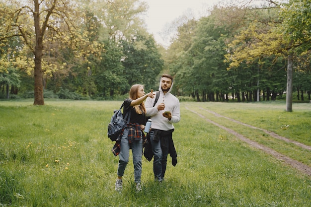 Joli couple se reposer dans une forêt d'été