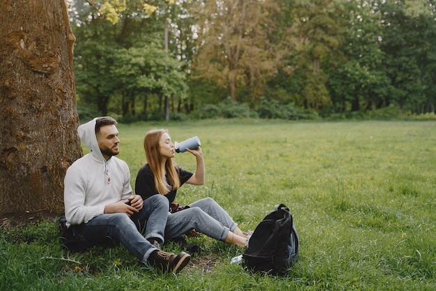 Joli couple se reposer dans une forêt d'été