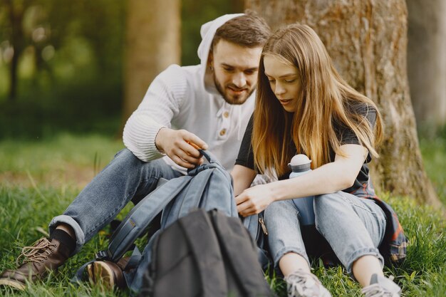 Joli couple se reposer dans une forêt d'été