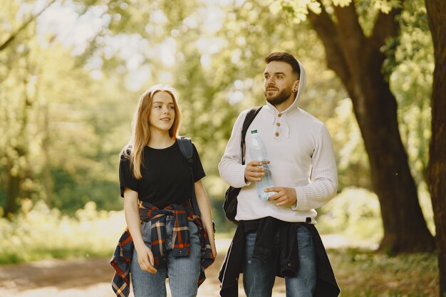 Joli couple se reposer dans une forêt d'été