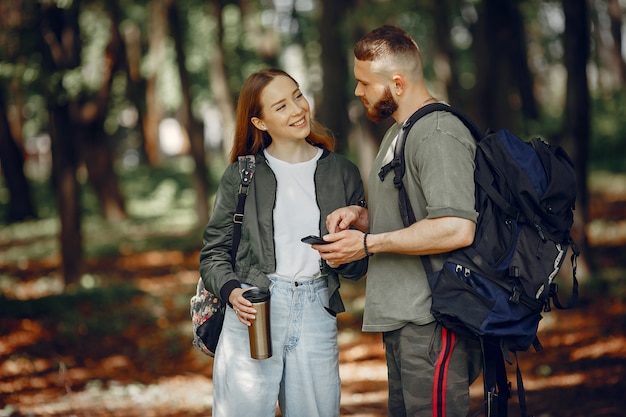 Joli couple se reposer dans une forêt