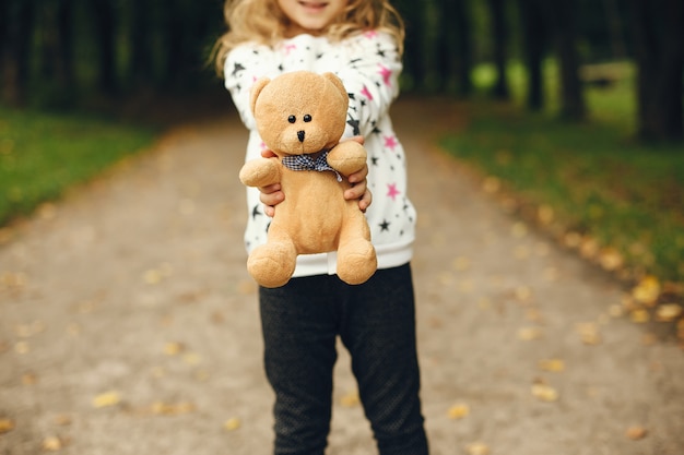 Photo gratuite joli enfant dans un parc jouant sur l'herbe