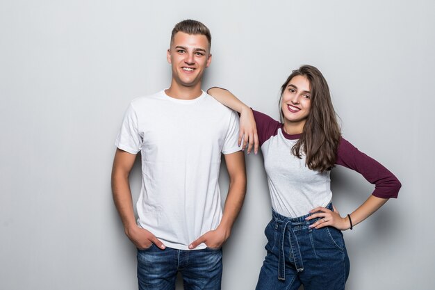 Joli jeune beau couple garçon et fille rester ensemble isolé sur blanc