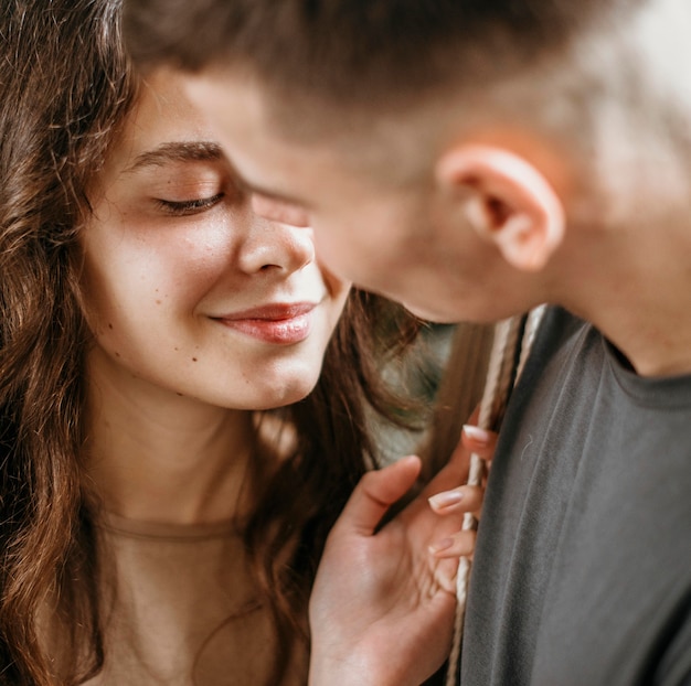 Joli jeune couple ensemble amoureux