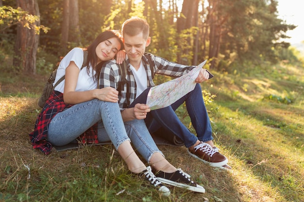 Joli jeune couple voyageant ensemble