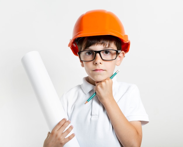 Joli jeune enfant avec un casque de sécurité